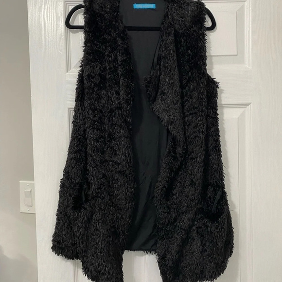 Ruby and‎ Jenna Black Faux Fur Vest - Picture 1 of 6